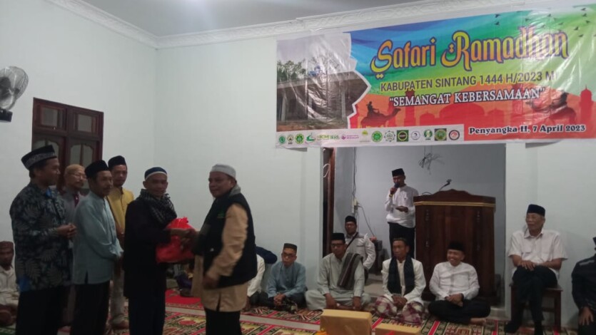 Dokumentasi Kegiatan BKPUI melalui mualaf center Sintang membagikan sembako dan baju kayak pakai kepada para mualaf di kecamatan tempunak saat safari Ramadhan pada Jumat 7 April 2023 di masjid l Mujib Penyangka 2